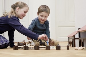 Kinder spielen 323